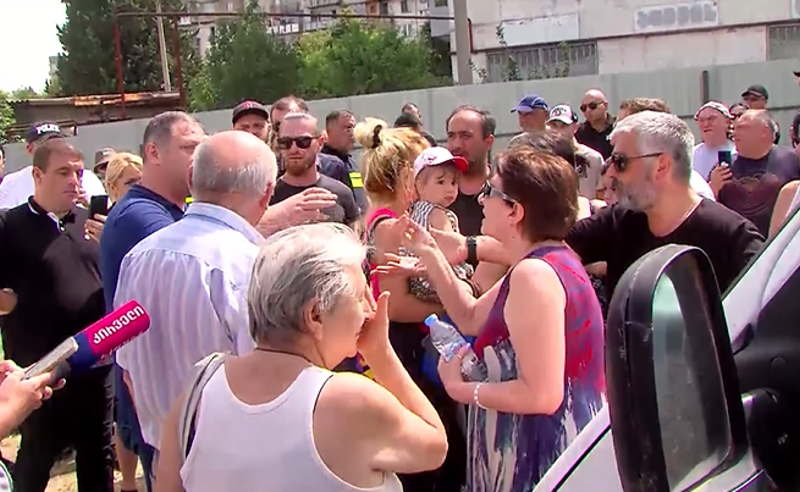 ხმაური და დაპირისპირება მუხიანში - ადგლობრივების თქმით, ინვესტორმა სამშენებლო მანქანა ქალებს დააჯახა