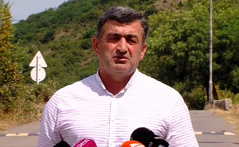 შეზღუდვების მოხსნა დე ფაქტო ხელისუფლების კეთილი ნებაა - ახალგორის გამგებელი გამშვებ პუნქტთან მივიდა