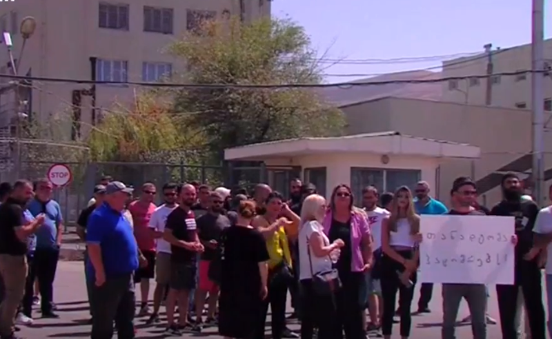 პროტესტი რუსთავის ციხესთან - პენიტენციურთან მოშიმშილე პატიმრების ახლობლები შეიკრიბნენ