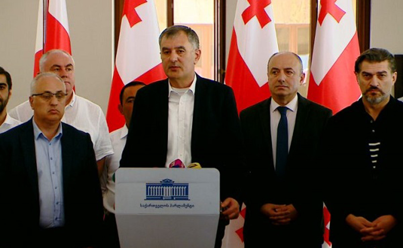 ოლიგარქის დეპუტატები შვეიცარიულ ბანკს ივანიშვილის რეკეტში ადანაშაულებენ