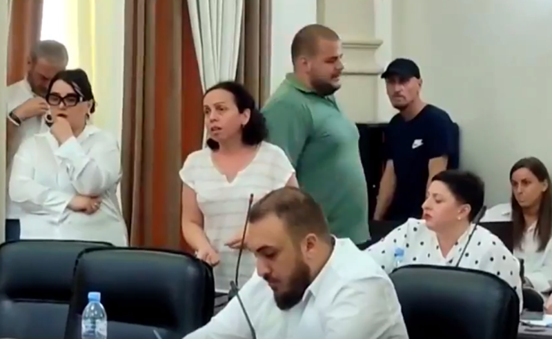 ხმაური ბათუმის საკრებულოში - "ოცნება" ოპონენტის მიერ ივანიშვილის ხსენებამ გააღიზიანა