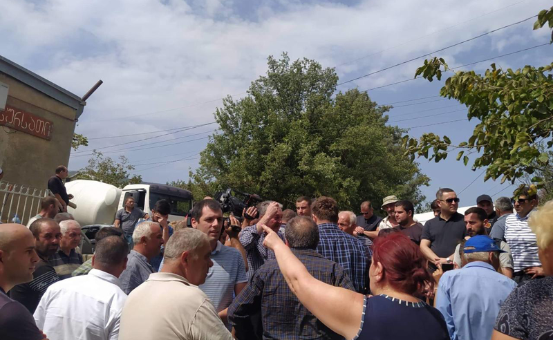 გორში მოსახლეობამ პროტესტის ნიშნად გზის გადაკეტვა სცადა - ადგილზე მობილიზებულია პოლიცია