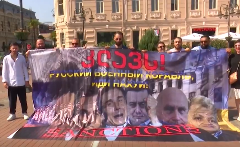 "დაანსაქცირეთ - კლავს!" -  საპროტესტო ბანერები თბილისის შემდეგ ბათუმშიც გამოჩნდა
