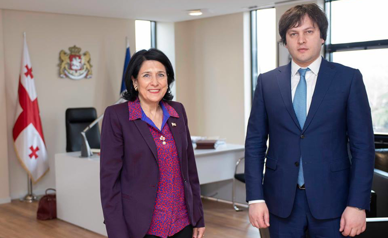 პრეზიდენტი დაუბრუნდა კონსტიტუციურ ჩარჩოებს - კობახიძე ზურაბიშვილის წინააღმდეგ შეტანილი სარჩელის გამოწვევაზე ალაპარაკდა