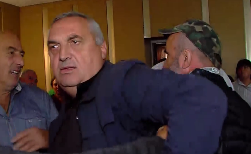 ხელჩართული ჩხუბი, დედის გინება და ფიზიკური დაპირისპირება ოზურგეთის საკრებულოში  