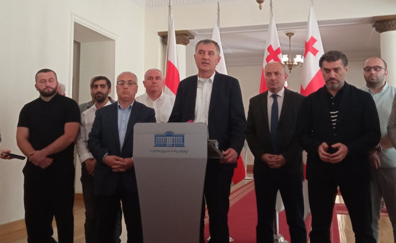 აშშ-ის საელჩო თავის აგენტურას  მეორე ფრონტის გახსნისა და ხელისუფლების შეცვლისთვის იყენებს - ოლიგარქის დეპუტატები