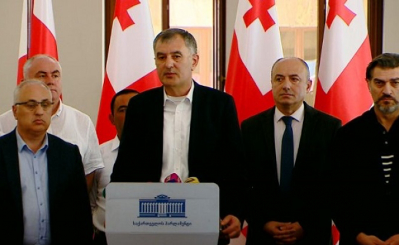 აშშ-ის საელჩო კანონის უზენაესობის წინააღმდეგაა მიმართული - "ოცნებიდან" გასული დეპუტატები 