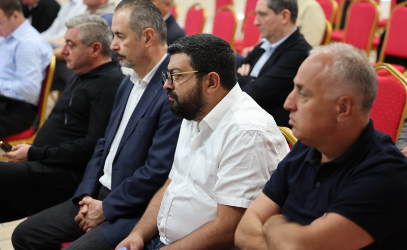 "ოცნებიდან" "წასული"  ხუნდაძე და სუბარი დღეს "ოცნების" სხდომას ესწრებოდნენ (ფოტო)