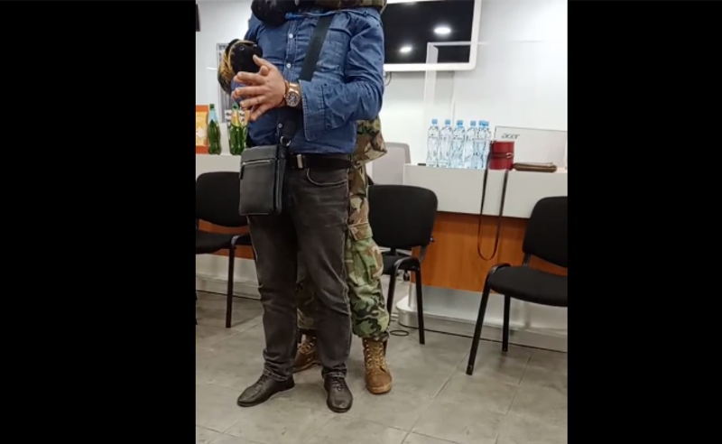 "საქართველოს ბანკში" ვითარება დაიძაბა - თავდამსხმელმა მძევალი შებოჭა, ერთ-ერთი ქალი კი შეუძლოდ გახდა