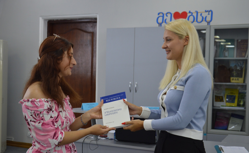 ბათუმელ სტუდენტებს ირაკლი კობახიძის წიგნები აჩუქეს