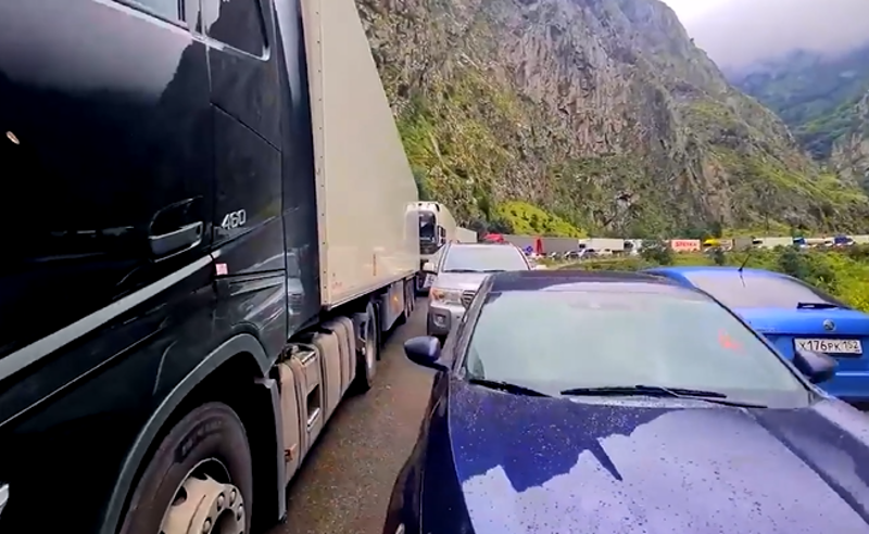 კილომეტრიანი რიგები ლარსზე - ავტომობილების ნაკადს რუსეთის მხრიდან ბოლო არ უჩანს