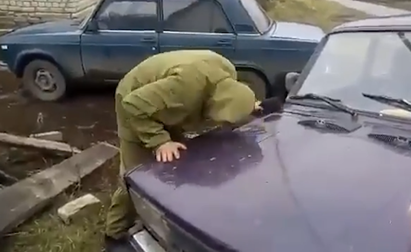 რუსი მამაკაცი თვითდაიზიანებებს იყენებს, რომ უკრაინელებთან საბრძოლველად არ წაიყვანონ (ვიდეო)