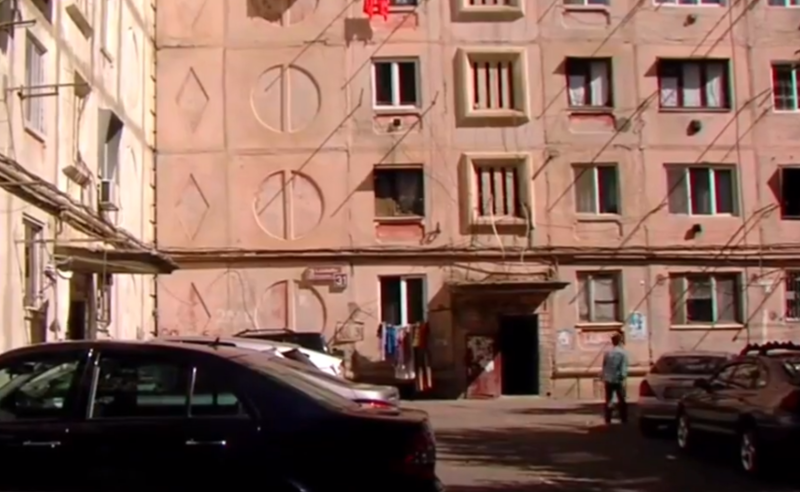 რუსთავში საცხოვრებელი სახლის მე-4 სართულიდან 18 წლის გოგო გადმოვარდა