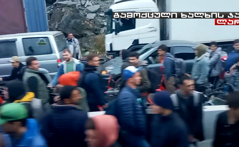 ერთი უწყვეტი კადრით მოყოლილი ამბავი - რუსეთის კონტროლირებადი ტერიტორიზე, ადამიანებისა და მანქანების თანაბარი რიგია (ვიდეო)