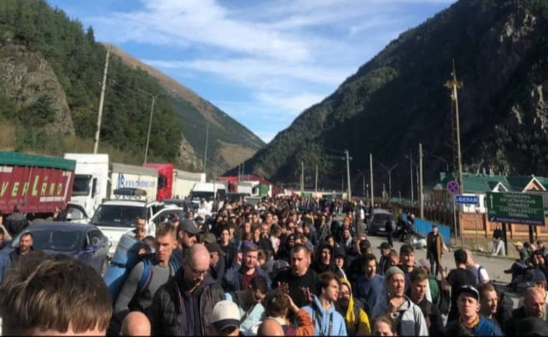 რუსეთის მოქალაქეები ავტომობილებს საცობებში ყიდიან და საქართველოსკენ ფეხით მოდიან