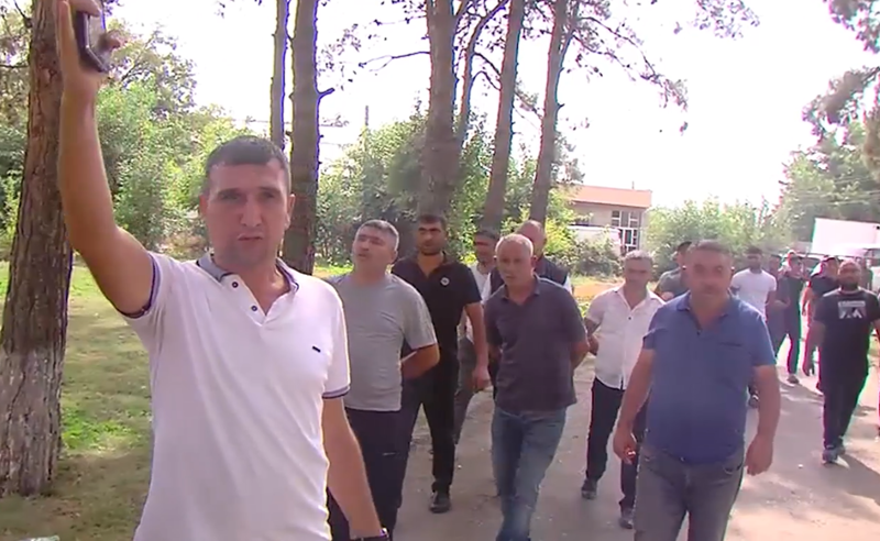 "მასწავლებლებმა ბავშვები კედელთან ჩვენი ნებართვის მიაყენა" - მშობლების ნაწილი ძალადობას ამართლებს