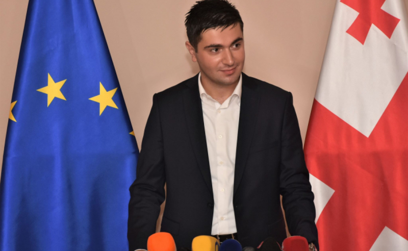 თანამშრომლობდა სუსთან, აწვდიდა ინფორმაციებს -   თბილისის საკრებულოს წევრი, დავით ფარცვანია, პარტიიდან გარიცხეს