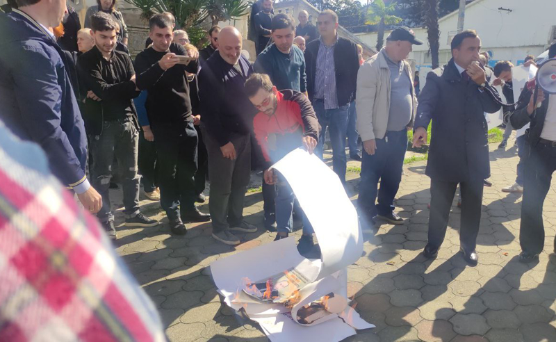 აქცია აჭარაში - ბობოყვათის მოსახლეობა ქობულეთში, ოცნების" ოფისთან მამაპაპისეული მიწების გასხვისებას აპროტესტებს