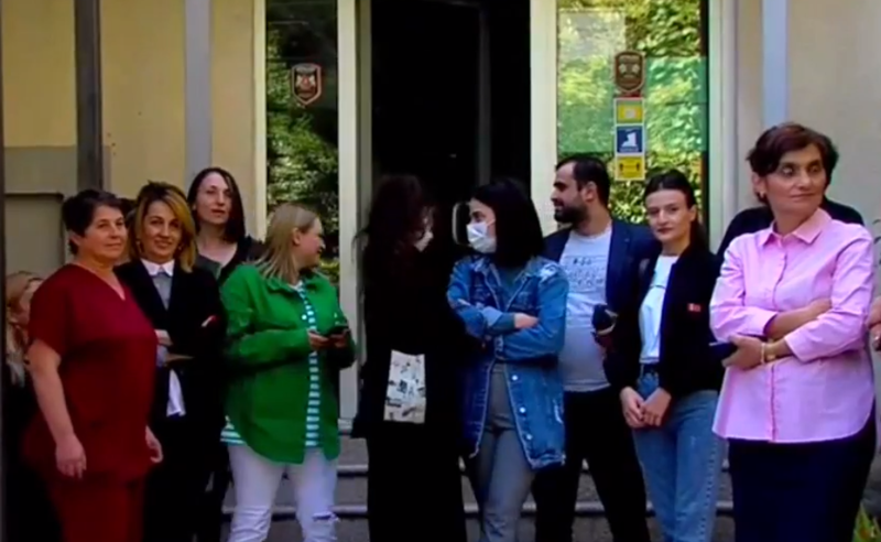 უხელფასობის გამო კლინიკა ,,ოპტიმა მედის" თანამშრომლები გაიფიცნენ