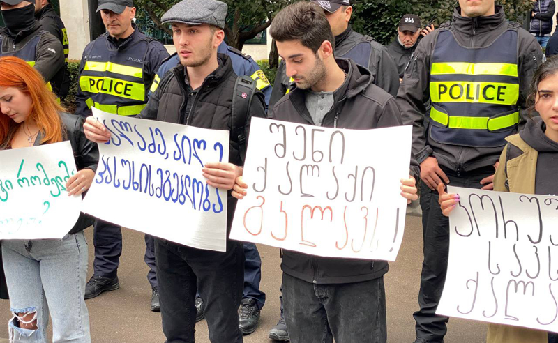 „გადადგეს კალაძე“ - საპროტესტო აქცია თბილისის მერიასთან