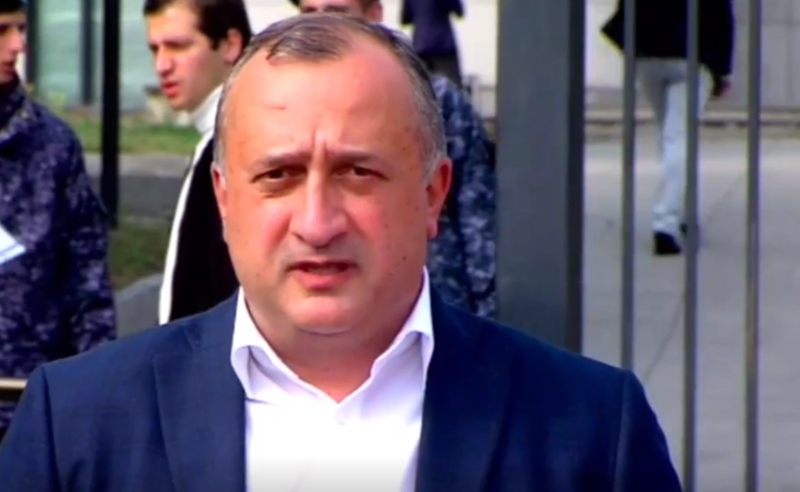 თბილისი მერიის ყოფილი მაღალჩინოსანი დუმილი უფლებას იყენებს