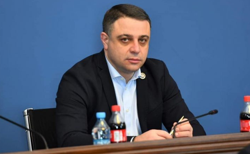 ესენი არიან უქნარები, მხარ-თეძოზე წამოწოლილები  - ალუდა ღუდუშაური ოპოზიციაზე