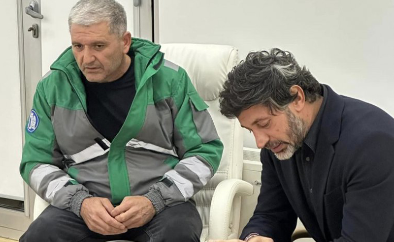 კახა კალაძემ დევი მეზურნიშვილს ბინა აჩუქა