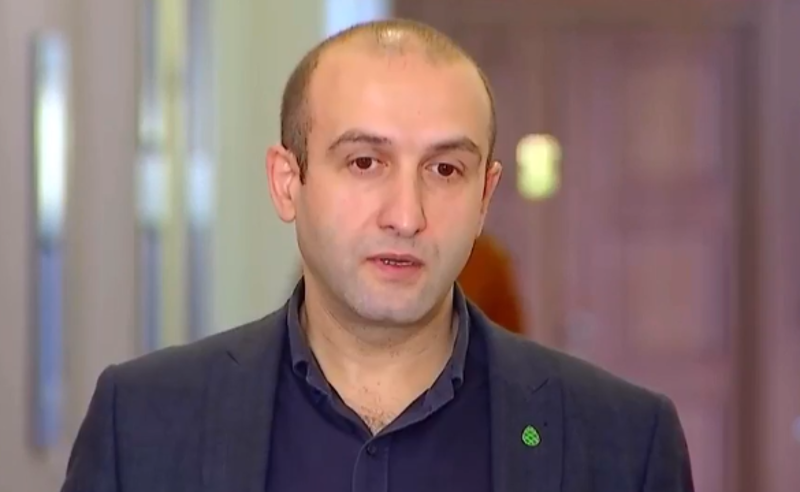 "მიზეზები აბსურდულია, ჯანეზაშვილი პარლამენტში უნდა მოვიდეს და "ოცნების" კითხვებს უპასუხოს" - იაგო ხვიჩია 