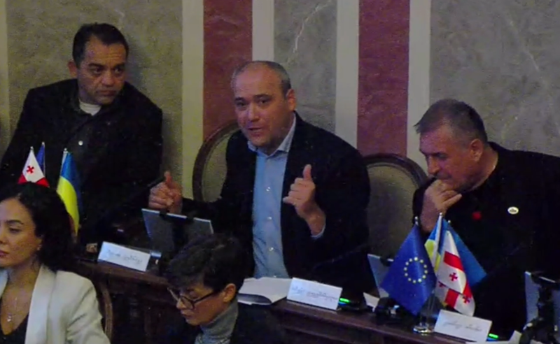 ზრდილობა იქონიე, ზვიად, არ გვინდა იმის მტკიცება, ვინ ხარ - დაპირისპირება თბილისის საკრებულოში