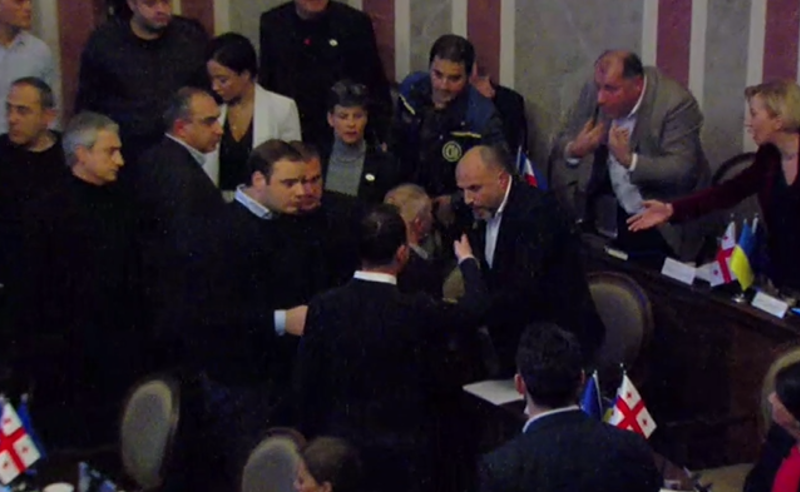 ოპოზიციის ნაწილმა თბილისის საკრებულოს სხდომა პროტესტის ნიშნად დატოვა