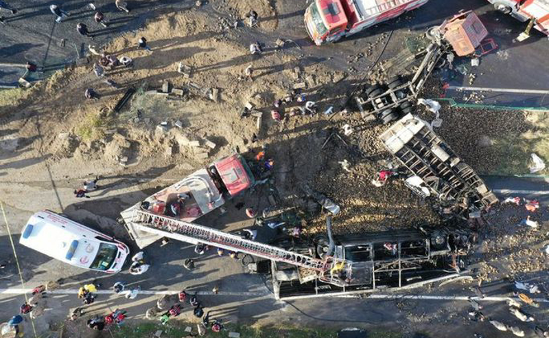 საშინელი ავარია თურქეთში - დაიღუპა 7 და დაშავდა 18 ადამიანი