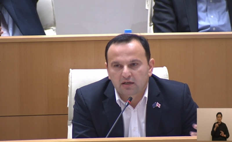 სახელმწიფო მანქანებით გადაადგილდებიან თქვენი ოჯახის წევრები, მაშინ თქვენც უნდა დაგაკავონ - მანჯგალაძე "ოცნებას"