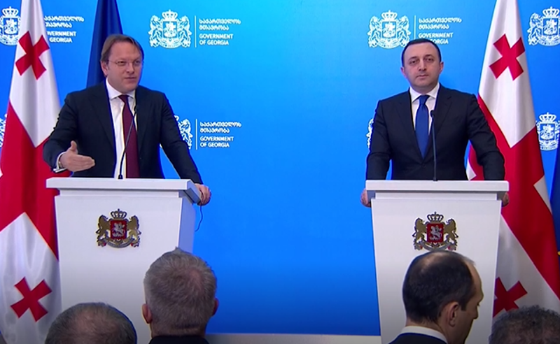 დეოლიგარქიზაციის კანონპროექტის განხილვა პარლამენტში და ევროკომისარის მკაფიო გზავნილი