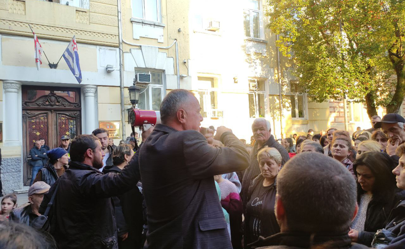 დაგვაკმაყოფილეთ ალტერნატიული ფართით - აქცია აჭარის მთავრობის სახლთან
