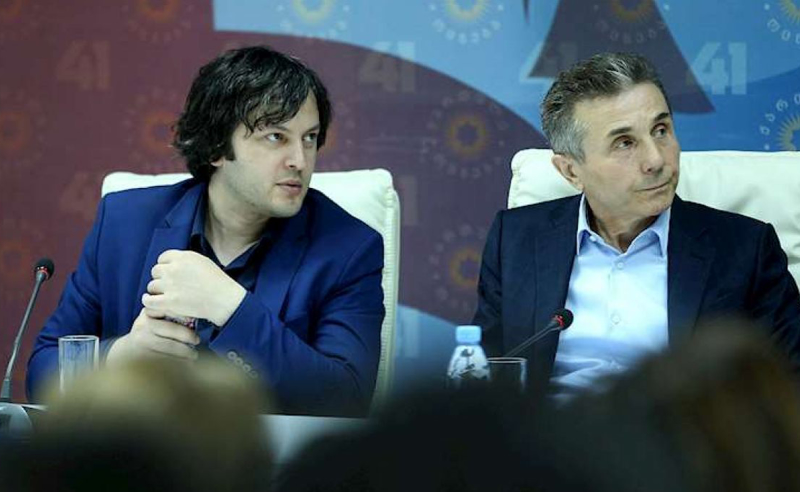 ბიძინა ივანიშვილს აშანტაჟებენ და  პოლიტიკაში დაბრუნებას სთხოვენ - კობახიძე