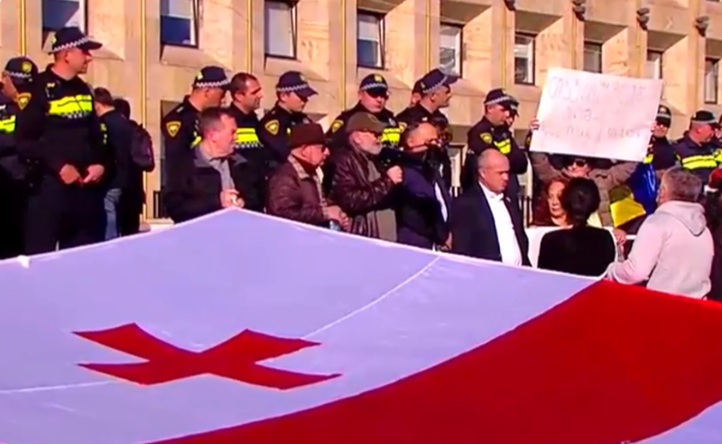 "გაუშვით სააკაშვილი სამკურნალოდ" - მთავრობის კანცელარიასთან მესამე პრეზიდენტის მხარდამჭერი აქცია იმართება