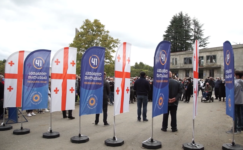 მაღალჩინოსნების ჩხუბი ქუჩური წესებით - დამალული ამბის ახალი დეტალები