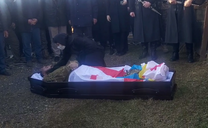 უკრაინაში დაღუპული ქართველი მებრძოლი სამხედრო პატივით დაკრძალეს