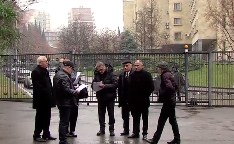 აქცია პროკურატურასთან - ოჯახის წევრები 20 წლის ფეხბურთელის სიკვდილში დამნაშავე ექიმების დასჯას ითხოვენ