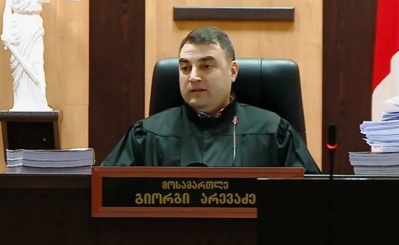 მოსამართლე არევაძე მზად არის, სასამართლო პროცესი საკნად ქცეულ პალატაში ჩაატაროს