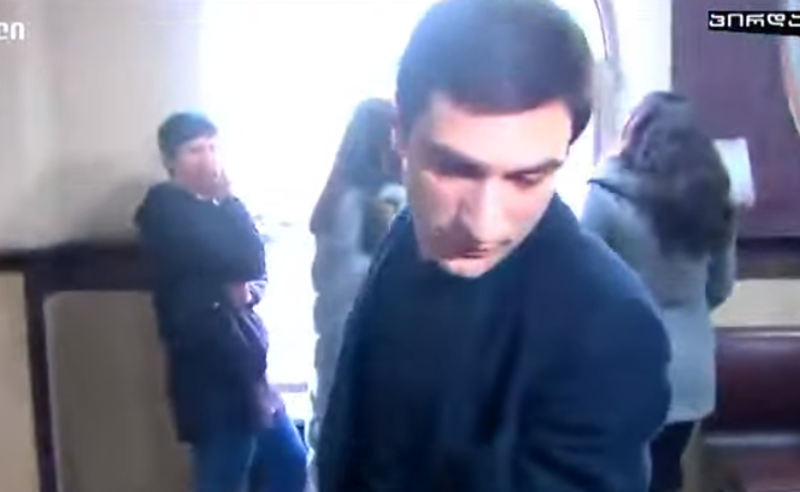 რატომ ვერ უზრუნველყავით სააკაშვილის ჩართვა პროცესზე - პენიტენციურის სამსახურის ადვოკატი სასამართლოდან გაიქცა 