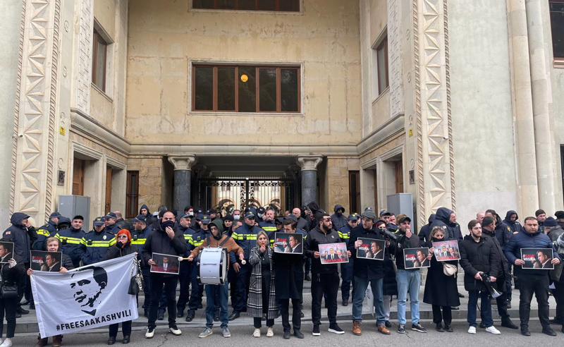 სააკაშვილის მხარდამჭერ აქციაზე 2 სამოქალაქო აქტივისტი დააკავეს