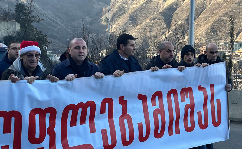 პროტესტი ოლიგარქის რეზიდენციასთან - ადგილზე პოლიციაა მობილიზებული 