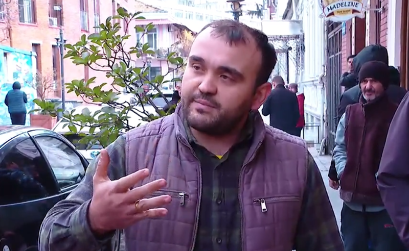 კვერცხებით გასცა პასუხი - „ალტ-ინფოს“ წარმომადგენელი კირთაძეზე თავდამსხმელს იცავს