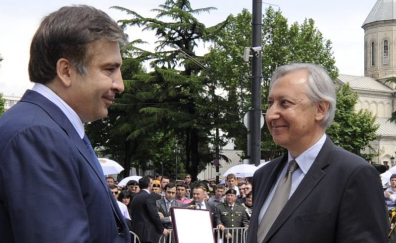 მიხეილ სააკაშვილი პრეზიდენტ ზურაბიშვილის ძმას მადლობას უხდის
