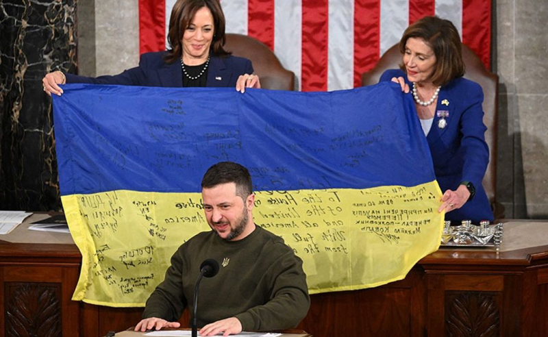 ვოლოიმირ ზელენსკიმ კონგრესს უკრაინელი ჯარისკაცების მიერ ხელმოწერილი დროშა გადასცა