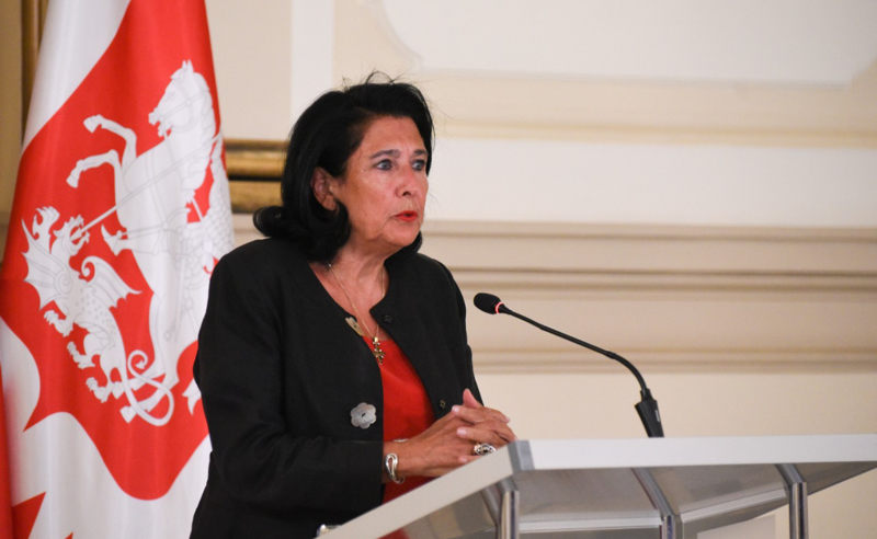 სახელმწიფო და დიპლომატიური პროტოკოლის უხეში დარღვევა - პრეზიდენტის ადმინისტრაციის ახალი განცხადება