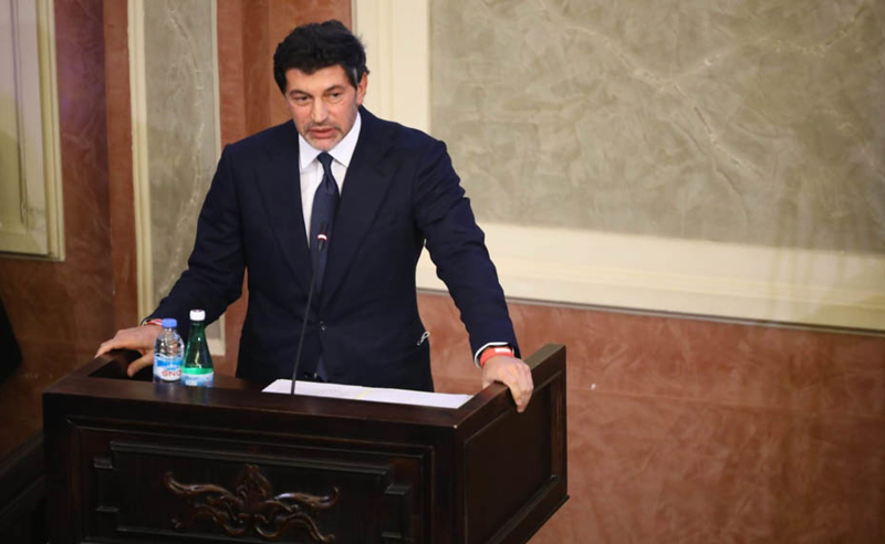"კალაძე თეთრი და ფუმფულა ვერ დარჩება" - თბილისის მერს საკრებულოში ელოდებიან