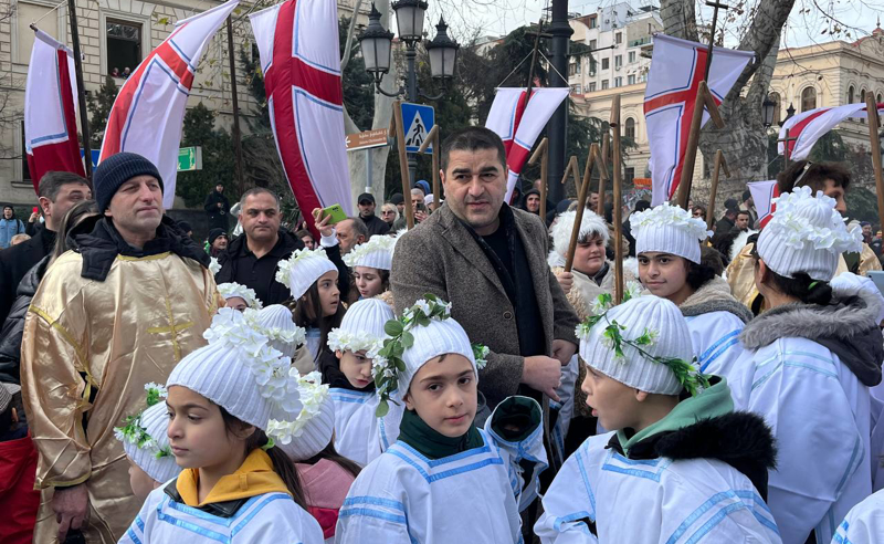 ტრადიციული ალილო, გალობა და ფეხით მსვლელობა სამების ტაძრამდე დაწყებულია
