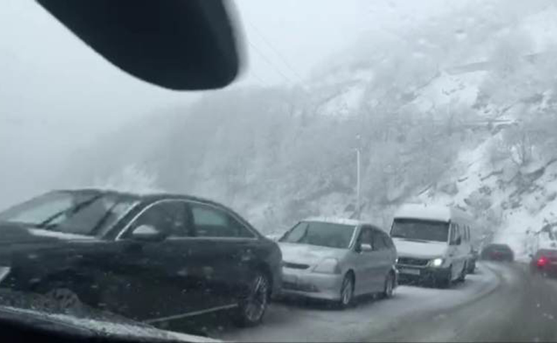  უხვი ნალექის გამო რიკოთის უღელტეხილზე ავტომობილების მოძრაობა შეფერხებულია
